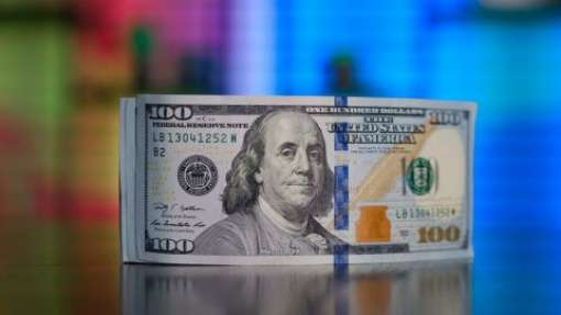 НБУ скоротив продаж долара на міжбанку до $603 млн, гривня послабилась на 13 копійок