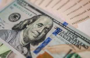 Курс гривні до долара послабився до нового історичного мінімуму 43,0381