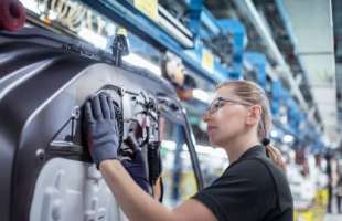 Більшість працюючих українських біженців в Європі займають низькокваліфіковані посади